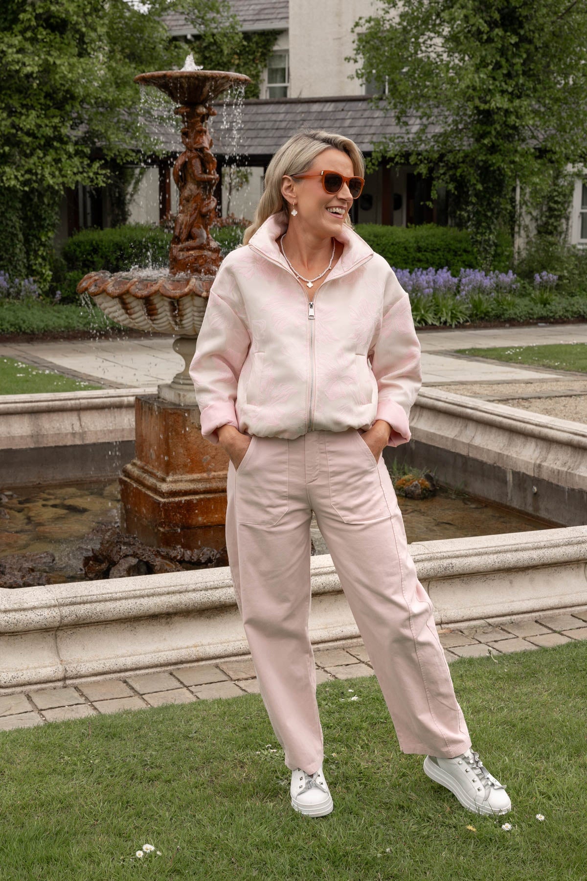 Barrel Leg Jeans in Pink