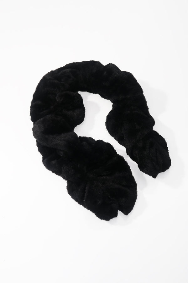 Carraig Donn Black Ruched Faux Fur Scarf