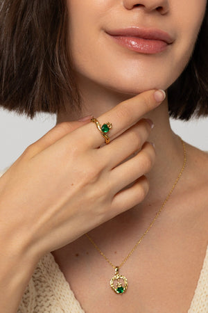 Carraig Donn Emerald Stone Gold Claddagh Ring - Size 7