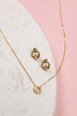 Carraig Donn Gold Celtic Circle Pendant Necklace