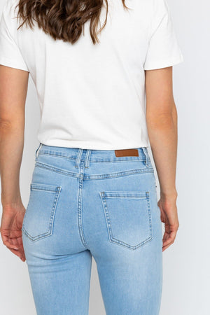 Carraig Donn Lana Straight Leg Jeans in Light Blue