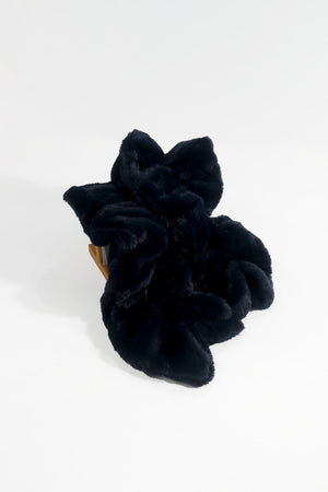 Carraig Donn Ruched Faux Fur Scarf in Navy