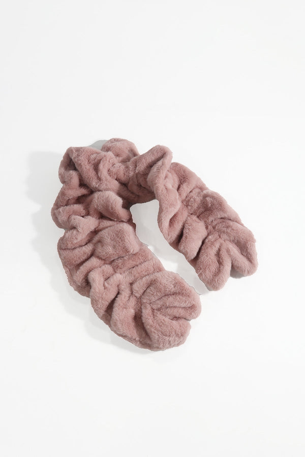 Carraig Donn Ruched Faux Fur Scarf in Pink