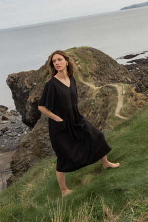 Carraig Donn Short Sleeve Linen Blend Smock Midi Dress in Black