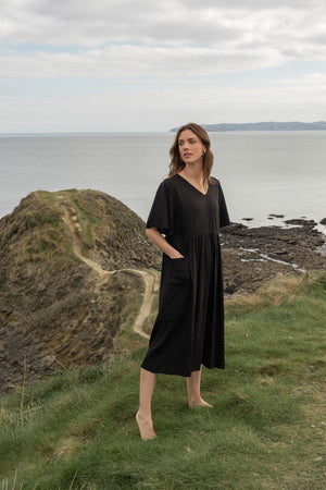 Carraig Donn Short Sleeve Linen Blend Smock Midi Dress in Black