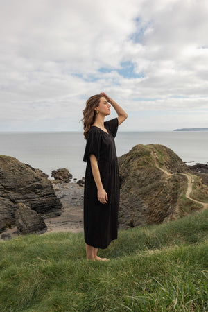 Carraig Donn Short Sleeve Linen Blend Smock Midi Dress in Black