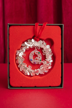 Carraig Donn Letter Q Metal Wreath With Red Ribbon Christmas Tree Decoration