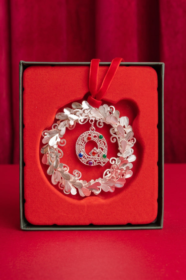 Carraig Donn Letter Q Metal Wreath With Red Ribbon Christmas Tree Decoration