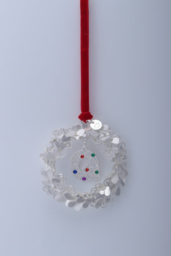 Carraig Donn Letter Q Metal Wreath With Red Ribbon Christmas Tree Decoration