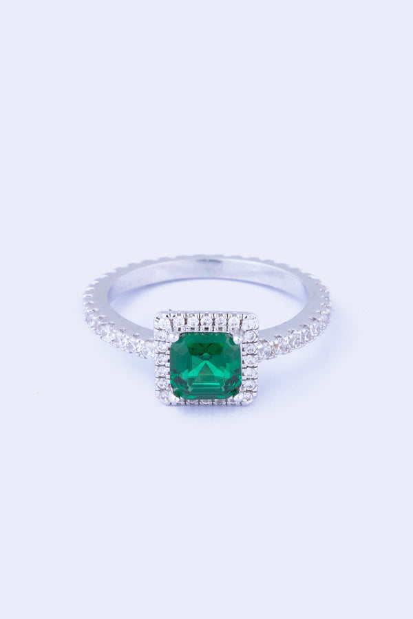 Classic Emerald Ring Knight Day Carraig Donn